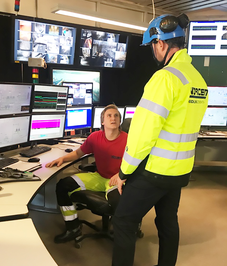 HKH Kronprinsen i samtale med Prosessoperatør Levi Vøllestad Aakre i Kontrollrommet  Foto: Norcem