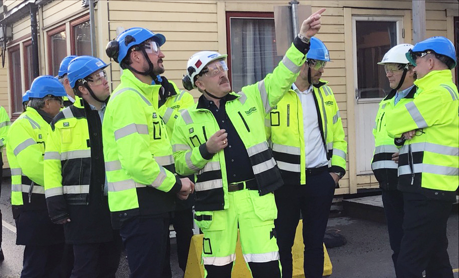 Fabrikksjef Per Ole Morken guider Kronprinsen på fabrikkbesøk  Foto: Norcem